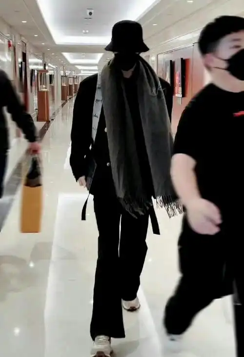 穿阔腿裤最好看的人#肖战##肖战卡其色穿搭上班路透