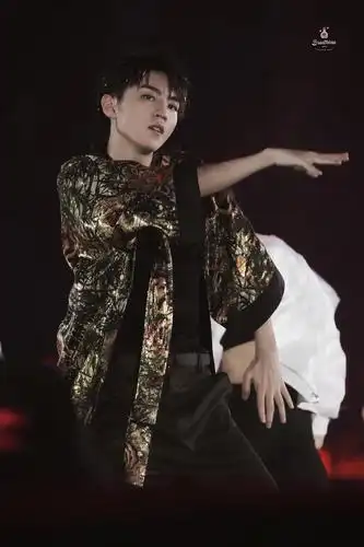 「王俊凯」的片刻六周年 part 2-1(舞蹈solo)