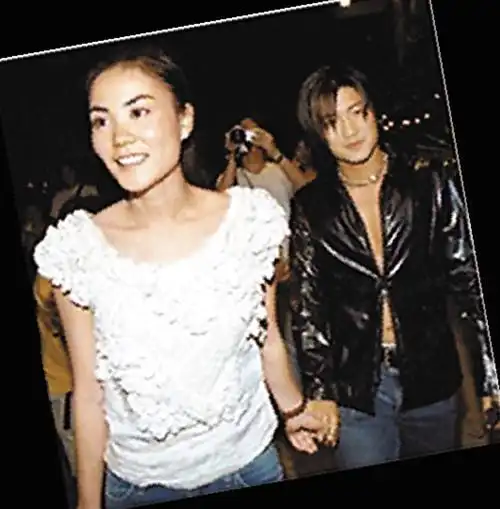 王菲谢霆锋甜蜜返京,李亚鹏直播还债10年哭穷变网络乞丐,离婚11年两人