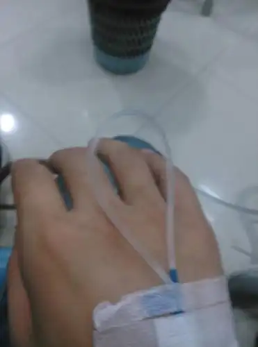 我输液时,如图,最后那一段比较细的管子,有大约一