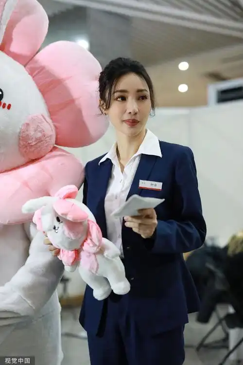 组图:柳岩现身2023北京卫视春晚录制 穿西装衬衫扮柜员造型