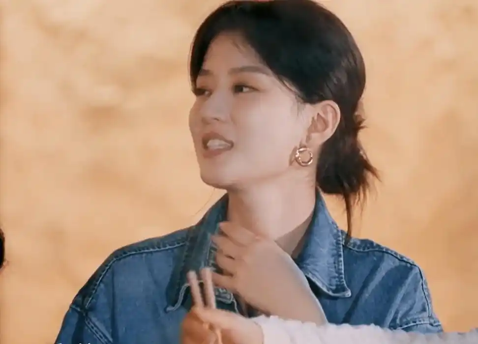 杨紫综艺上线暴露状态,法令纹夸张下巴变尖,网友吐槽医美后遗症_谢娜