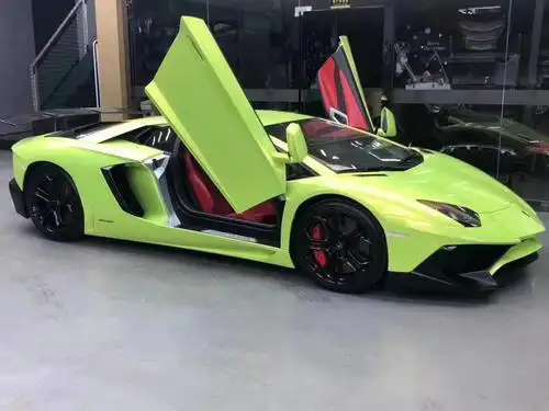 兰博基尼是一家意大利汽车生产厂商,致力于打造全球顶级豪华跑车,公司