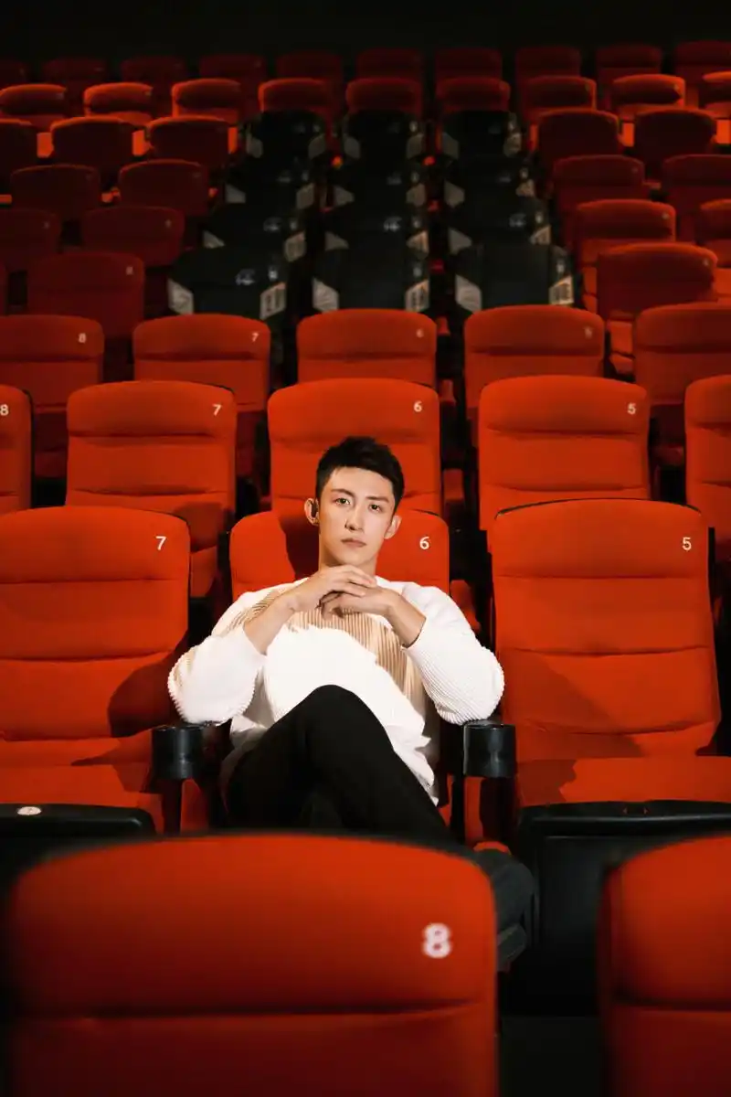 黄景瑜,1992年11月30日出生于辽宁省丹东市