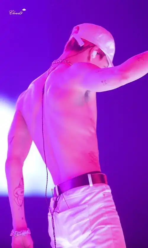 金钟仁完美的倒三角身材满满的男性荷尔蒙