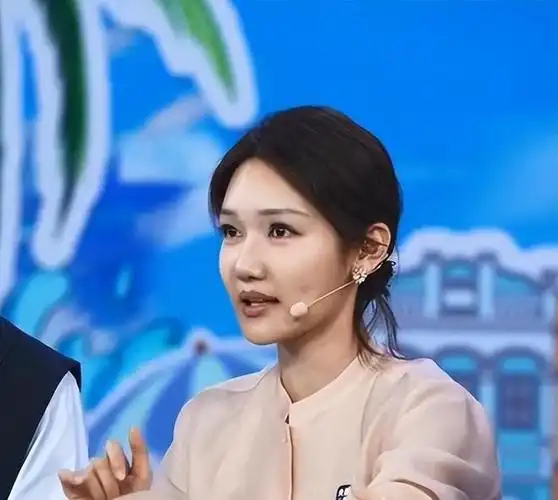 看到龙洋的素颜,不得不佩服春晚化妆师的鬼斧神工|董卿|央视主持人