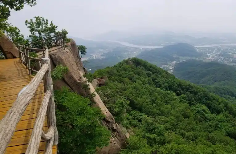 2,朱雀山森林公园隶属于吉林市松花湖实验林场,是吉林市四大名山之一