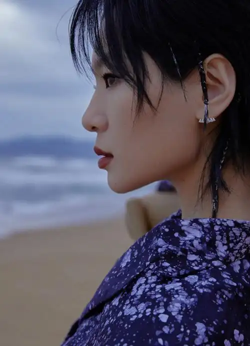 周笔畅泼墨西装造型##周笔畅海边情绪大片