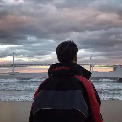 干净好看的优质背影帅气男头 海边日落氛围感很强的背影微信头像_男生