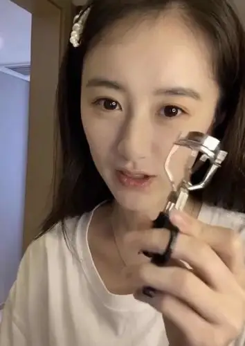 袁冰妍太可爱了,素颜对镜头化妆,用的东西也很平价