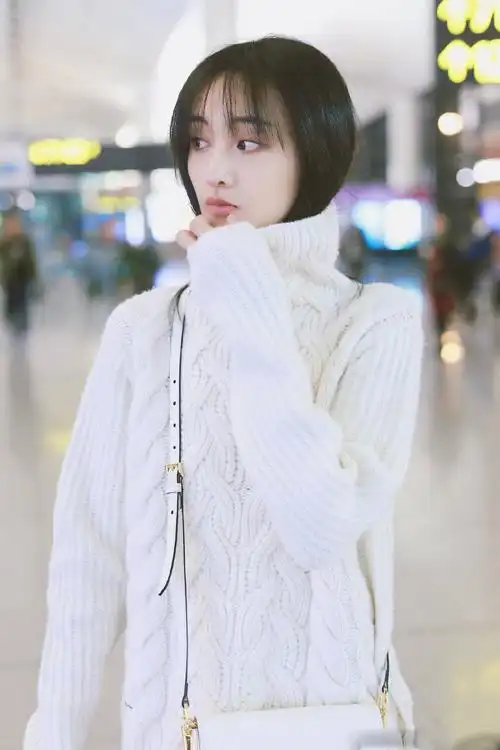 简介:郑爽清纯机场私服照图片,分享一组郑爽图片给大家,图中的明星