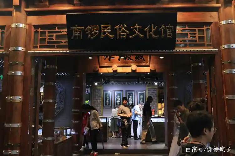 南锣民俗文化馆,一个纯手工店,里面买的银饰品都是手工艺人现场铸造.