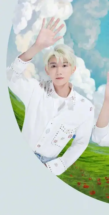 王源亮钻白衬衫#谁懂,刚睡醒就被王源帅晕亮钻白衬衫造型清爽帅气,好