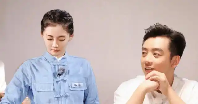 郑恺晒照耍帅老婆苗苗互动秀恩爱甜喊老公不忘调侃没认出来