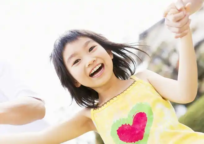 儿开心笑容的小女孩图片