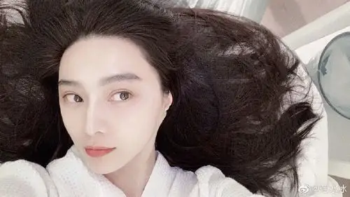 范冰冰晒照个性耳朵抢镜,浓密长发惹人羡