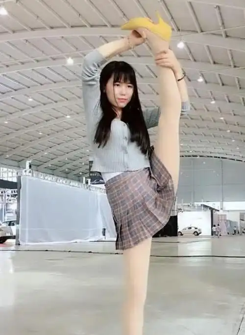 小姐姐身穿短裙秀劈叉,网友:为了火也是拼了!