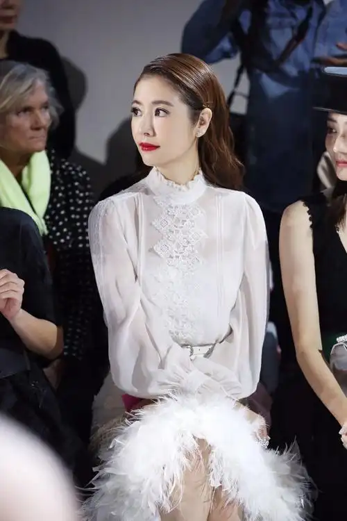 林心如亮相巴黎时装周 圣洁鹅毛妆点优雅气度