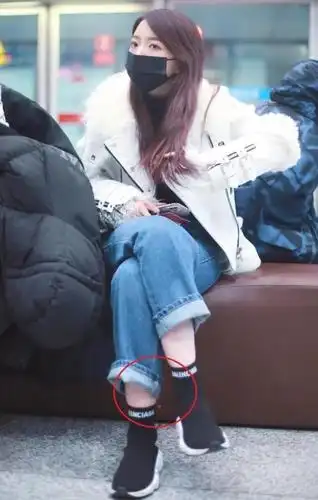 孟美岐穿6千5的袜子靴霸气开挂可一坐下却被吐槽