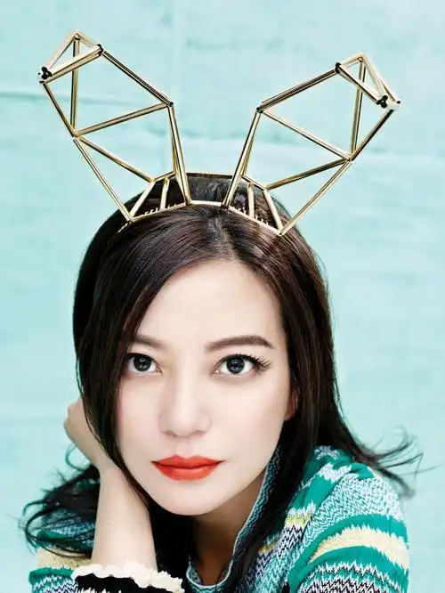 赵薇戴可爱帽饰流露春日魅惑