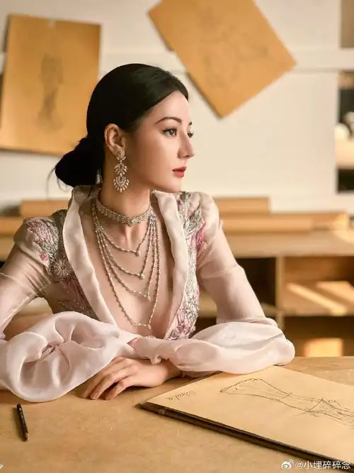 #迪丽热巴窗边侧影#