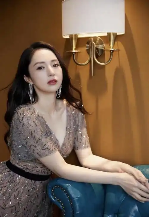 "女神龙"董璇年过40,身材十分丰腴性感,比年轻时更成熟迷人