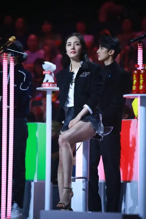 这腿是真实的么?杨幂明日之子秀美腿瞬间