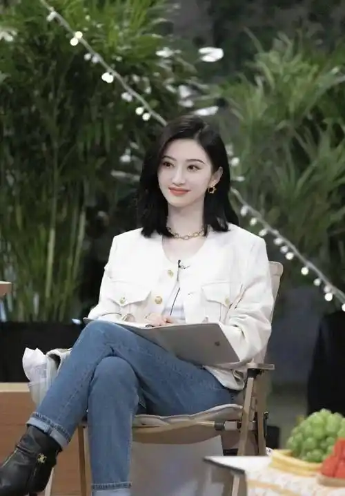 女星景甜造型合集:甜美温婉,高贵时尚