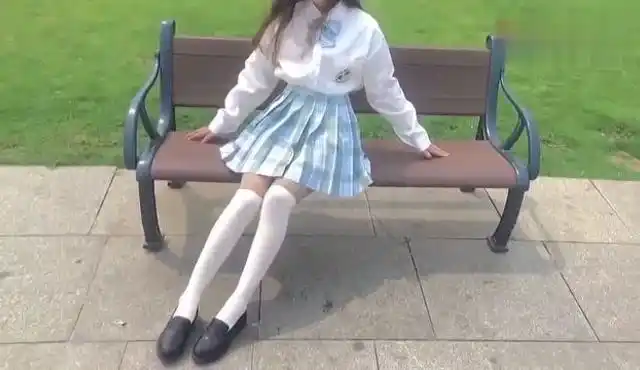 jk制服小姐姐,坐姿都这么美,瞬间心动了
