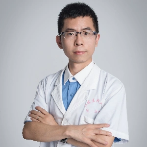 皮肤科医生林小清准备下班开启放假模式回家过新年