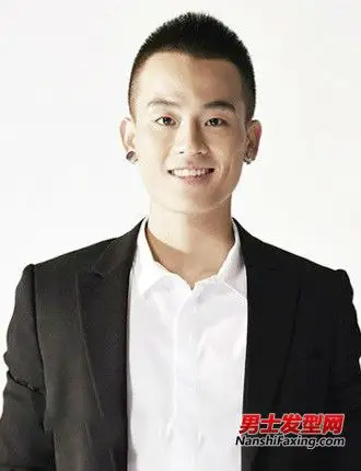 头发型怎么弄               当红青春偶像欧豪,有着帅气纯真的圆脸