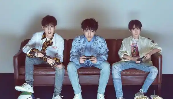 tfboys一周年啦,铃花特地送上祝福给他们.