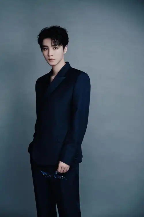 王俊凯超话腕间光影,记录岁月流淌,优雅深邃,焕新演绎经典,当时间坠入