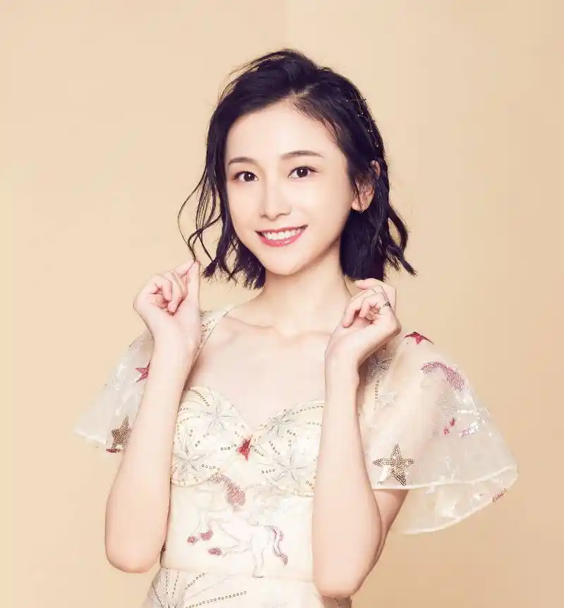 照片中的姜梓新身穿一件碎花裙子,特别的小清新,笑容非常的迷人.有一