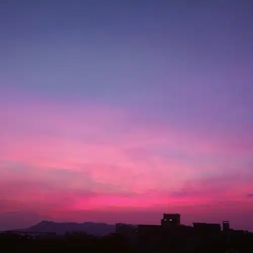 今天的云是粉色的不知道是因为云朵太过可爱还是云朵下更可爱的你