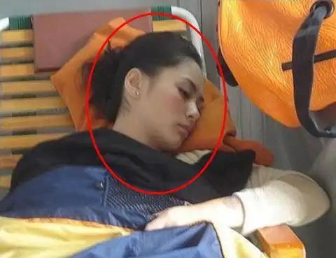 明星睡姿照:杨颖张嘴睡,刘亦菲高难度,最心疼佟