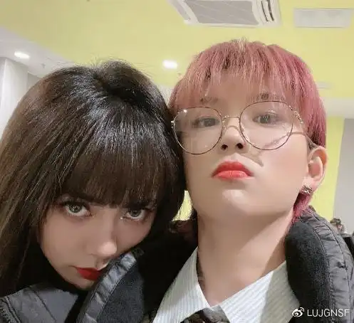 陆柯燃晒the9合照和别人拍一本正经唯独和刘雨昕活泼得像孩子