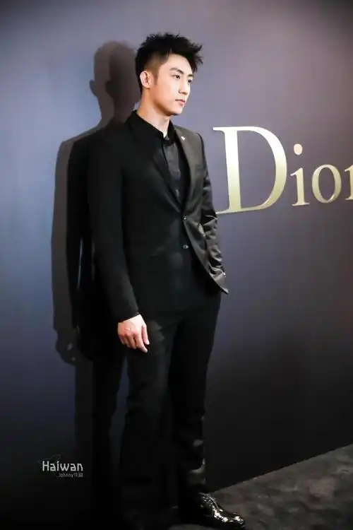 187cm黄景瑜穿丝绒黑西装亮相,端庄英俊,超模身材真是绝