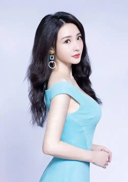 原创40岁的柳岩晒出时尚照抹身材长裙凹凸有致飒爽短发貌似少女