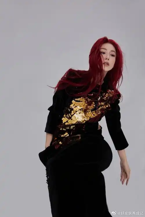 张馨予##张馨予黑金亮片长裙##张馨予红发新发型