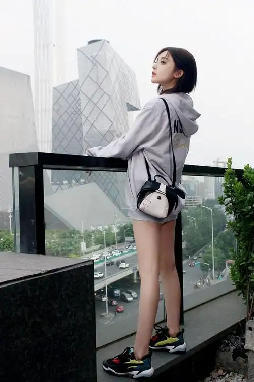 古力娜扎身材好真任性短裙还没有外套长露出的长腿太亮眼