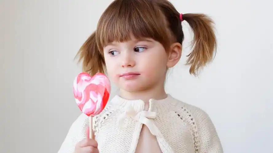 壁纸 可爱的小女孩和糖果