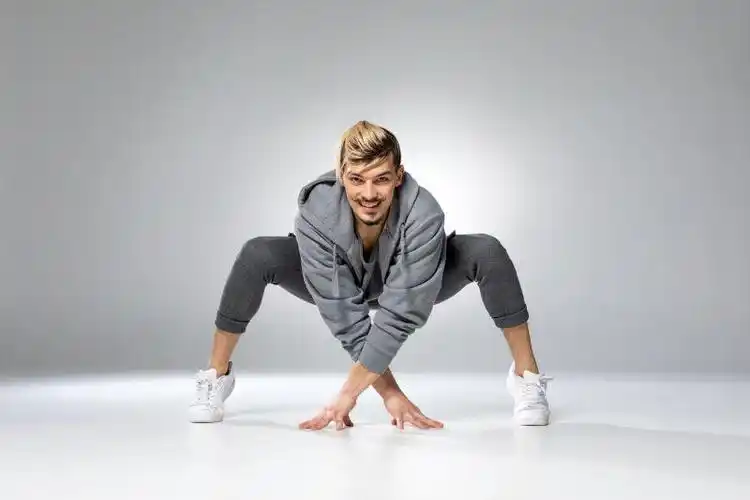 男人帅气的舞蹈姿势