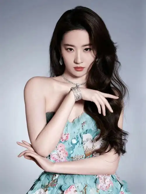 刘亦菲|刘亦菲现身不修边幅被吐槽,拎16万包穿搭没眼看,双下巴显富态