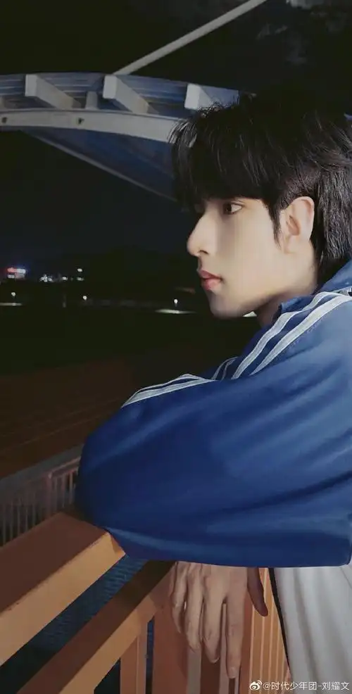 刘耀文校服侧颜照