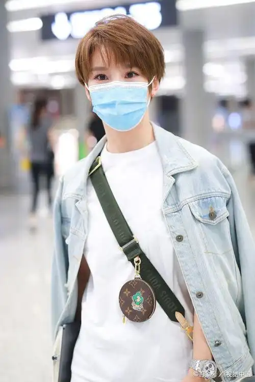 谢楠机场捧书赶路知性又大气短发造型清新干练大秀无敌长腿