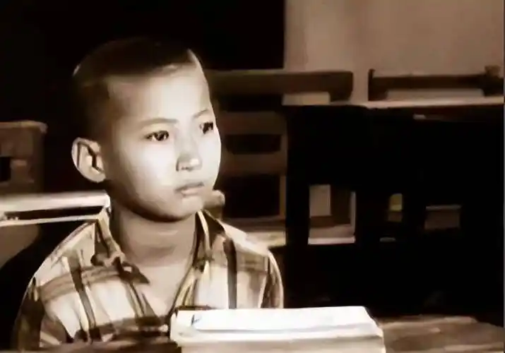 原创洪金宝年轻时泡吧去夜店离开糟糠之妻后和现任妻子恩爱至今