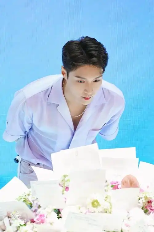 张艺兴蓝色碎盖短发##张艺兴2024世界巡演