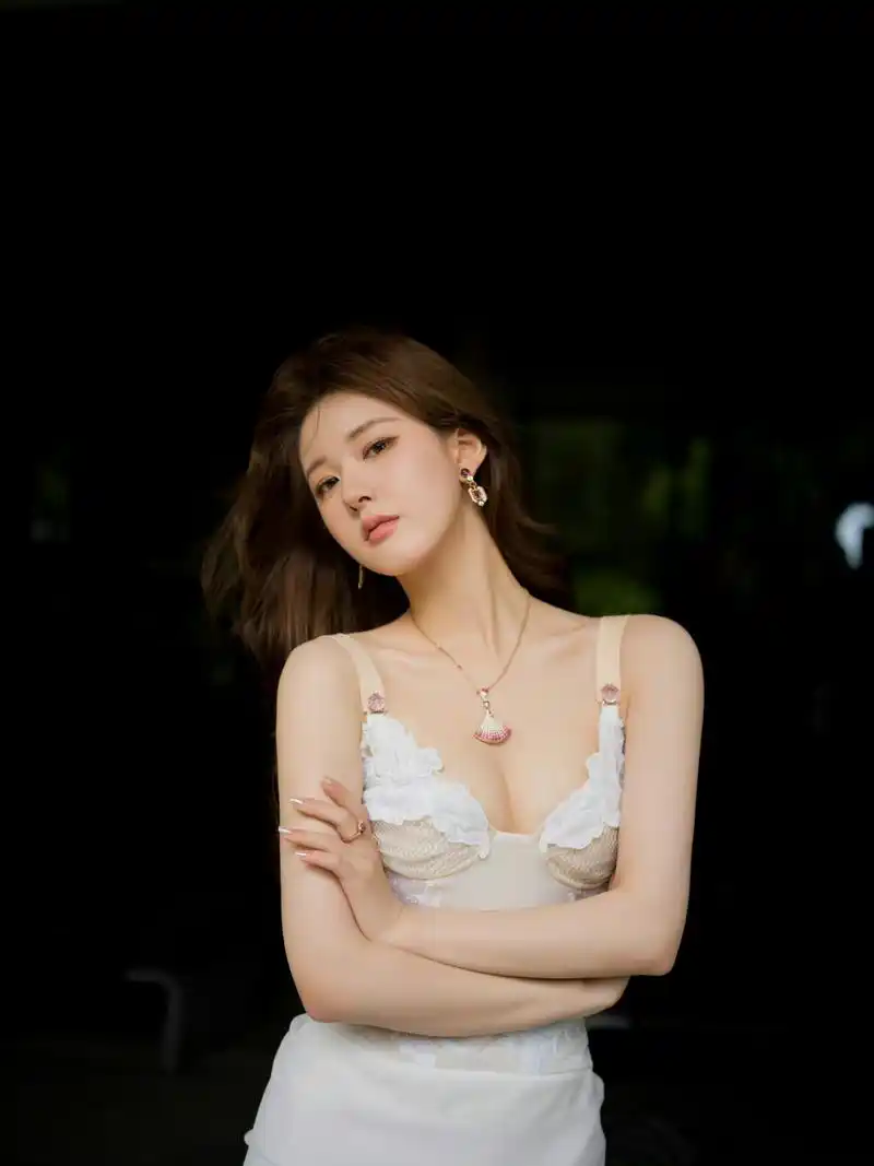 赵露思蕾丝白纱裙# 赵露思蕾丝白纱裙造型,温婉美丽,露思真的好美