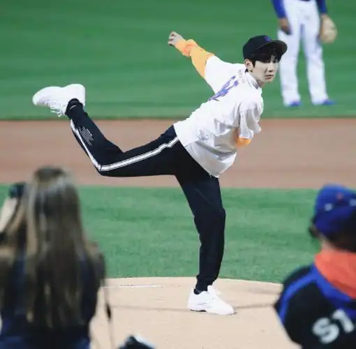 王源美职帅气开球国外女粉高举班小松小汤圆情敌满天下